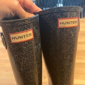 Girls Hunter Rain boot: Black with Glitter